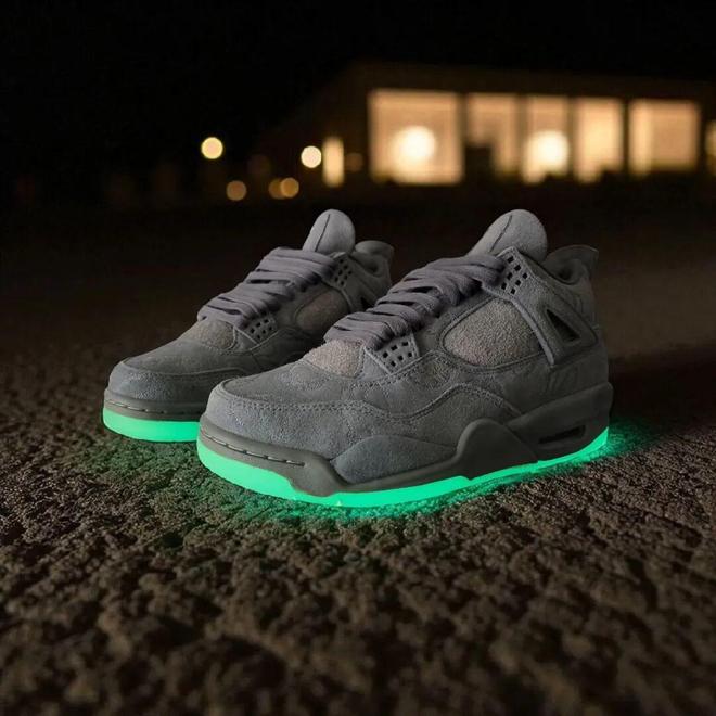 ���ЬKAWS x AJ4�����Ҫ�����ˡ�