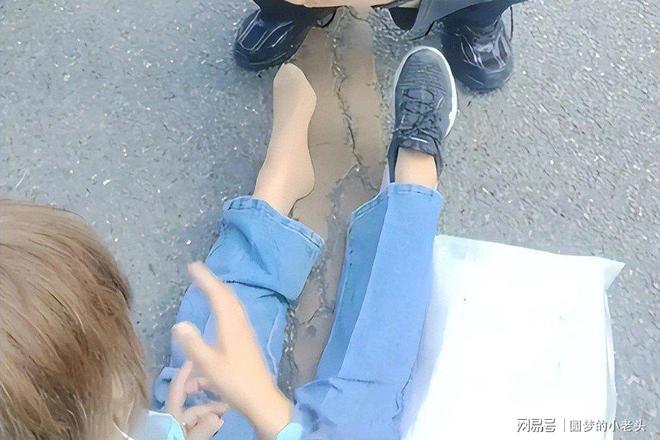 73��姴�꿳�����Ů��Ь��̱���ڵأ������ղ����ˣ�����̫����