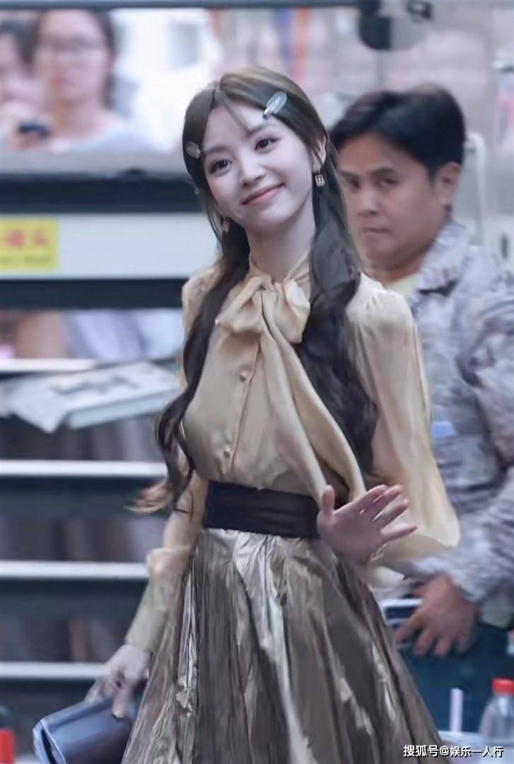 田曦薇片场花絮曝光,金色高跟鞋下玉足白嫩亮眼,一笑起来甜进心底!