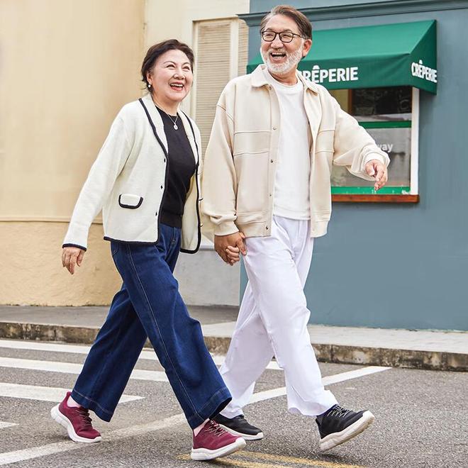 给爸妈挑鞋,别只盯着“舒服”二字,这双鞋把细节做到了心坎里