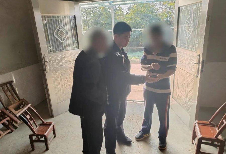 儿子把存有20万的银行卡藏鞋里寄出,八旬老父亲步行近10公里报案!