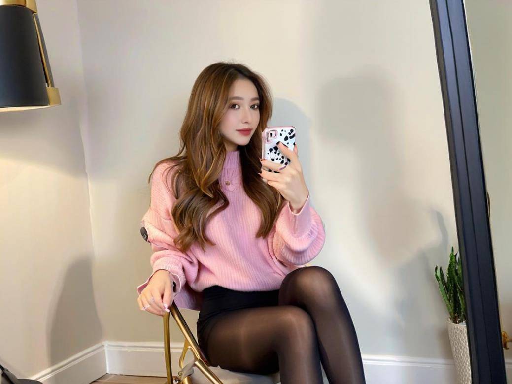 幽默笑话搞笑美女图片:美女,你穿上这双鞋,狗也追不到你啦!