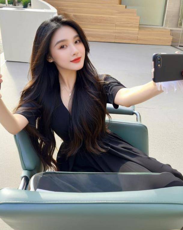 幽默笑话搞笑美女图片:美女,你穿上这双鞋,狗也追不到你啦!