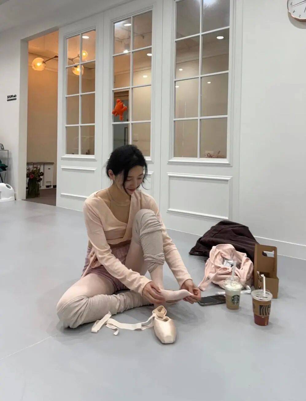 抛弃高跟鞋的年轻人,又捧红了“美丽刑具”