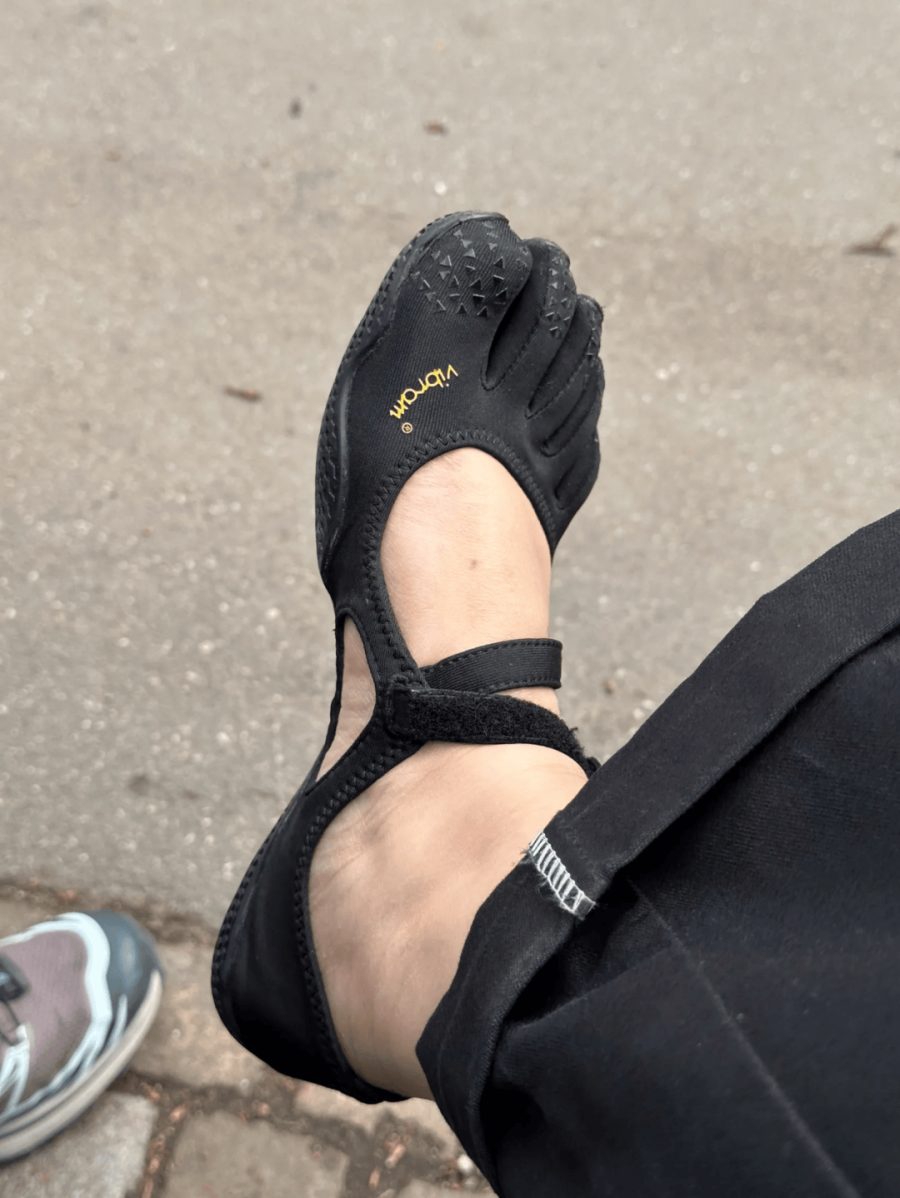 抛弃高跟鞋的年轻人,又捧红了“美丽刑具”