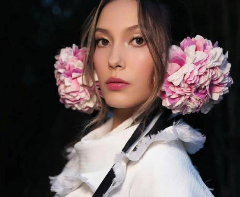 �Ȱ�������ݲ���ݣ�һ�������ۺ��԰ף�ȹ�����ޱ���Ь˦һ����