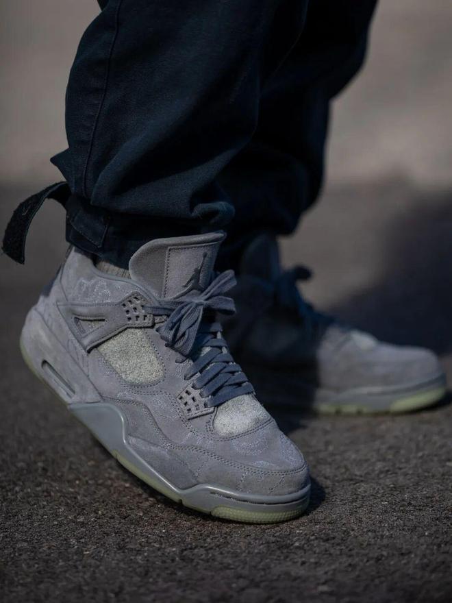 ���ЬKAWS x AJ4�����̶�����...