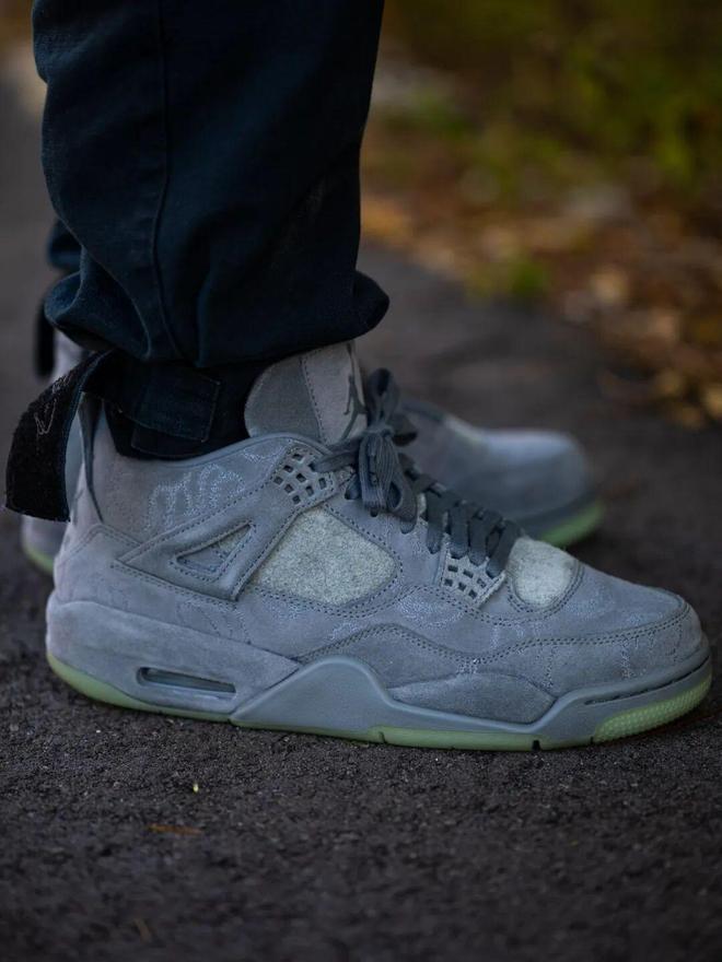 ���ЬKAWS x AJ4�����̶�����...