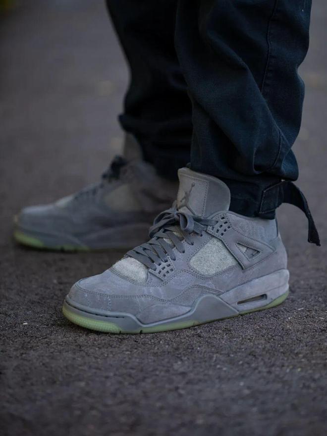 ���ЬKAWS x AJ4�����̶�����...