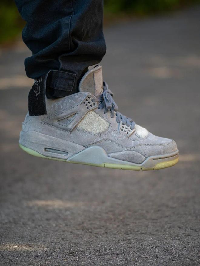 ���ЬKAWS x AJ4�����̶�����...