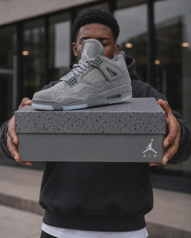 ���ЬKAWS x AJ4�����̶�����...