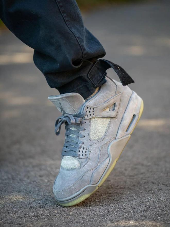 ���ЬKAWS x AJ4�����̶�����...