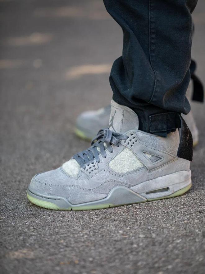 ���ЬKAWS x AJ4�����̶�����...