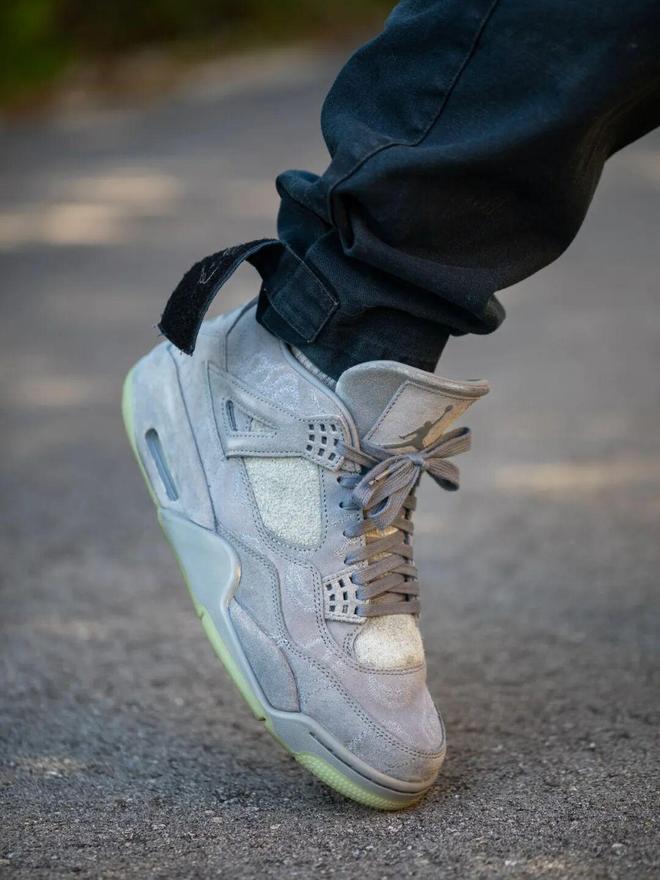 ���ЬKAWS x AJ4�����̶�����...
