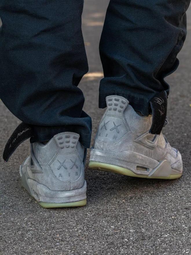 ���ЬKAWS x AJ4�����̶�����...