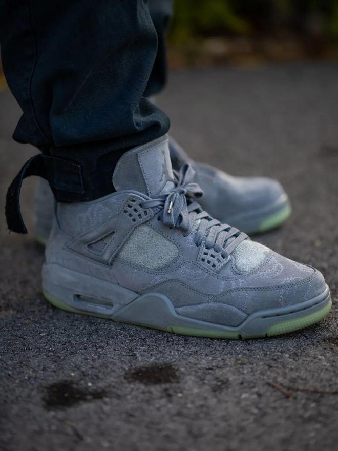 ���ЬKAWS x AJ4�����̶�����...