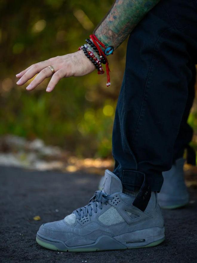 ���ЬKAWS x AJ4�����̶�����...