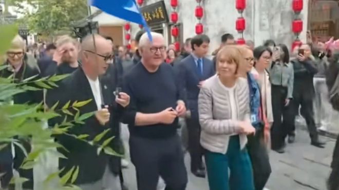 德国第一夫人访华第二天!穿私服脚踩运动鞋游黄山宏村,真接地气