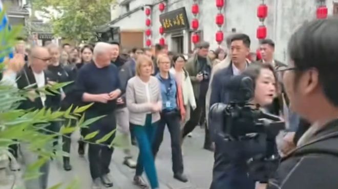 德国第一夫人访华第二天!穿私服脚踩运动鞋游黄山宏村,真接地气