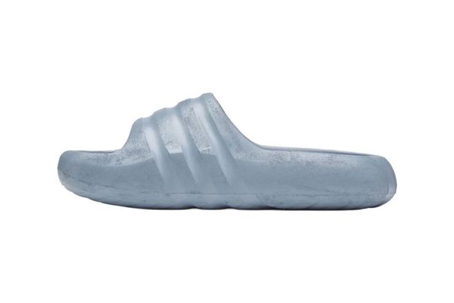 Bad Bunny 携手 adidas 推出首款签名拖鞋 BadBo Stone Slides