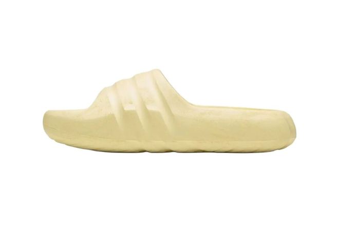 Bad Bunny 携手 adidas 推出首款签名拖鞋 BadBo Stone Slides