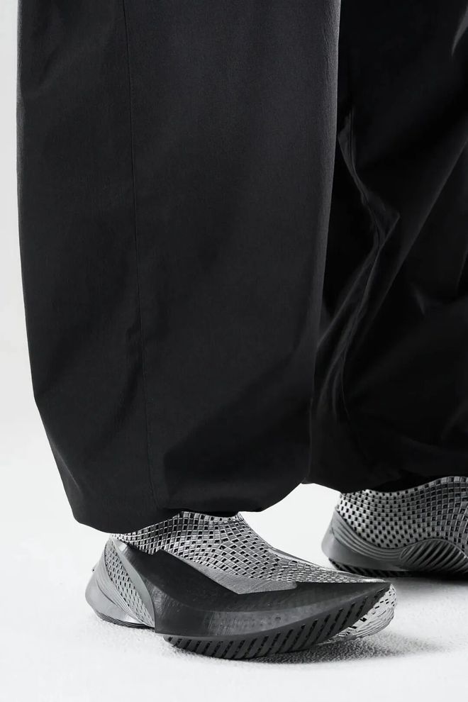 Bad Bunny 携手 adidas 推出首款签名拖鞋 BadBo Stone Slides