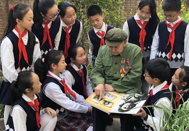 1956年毛主席来到武汉,特别点名要见王天相,称赞皮鞋擦得好亮哟